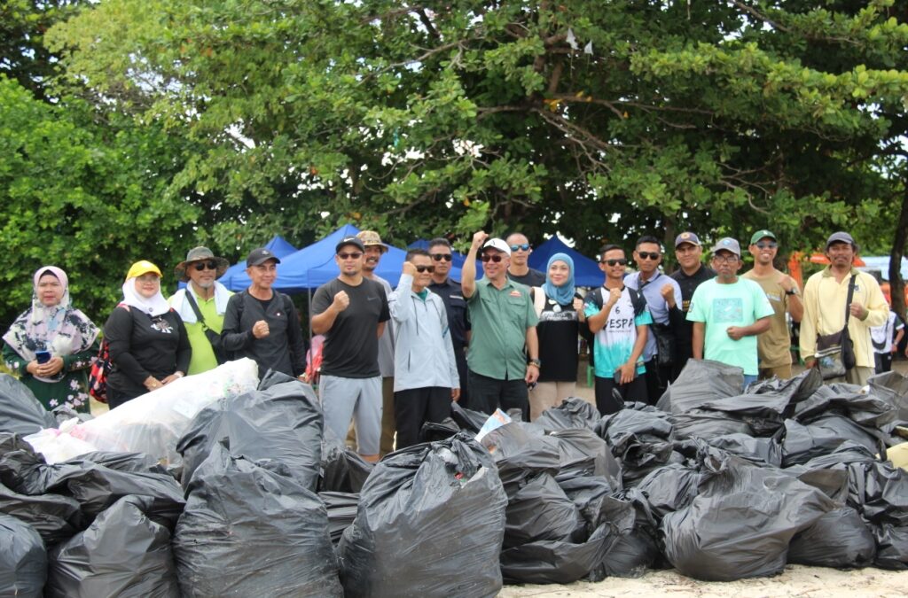 Program Kebersihan Pantai Pulau Mabul