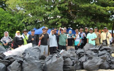 Program Kebersihan Pantai Pulau Mabul